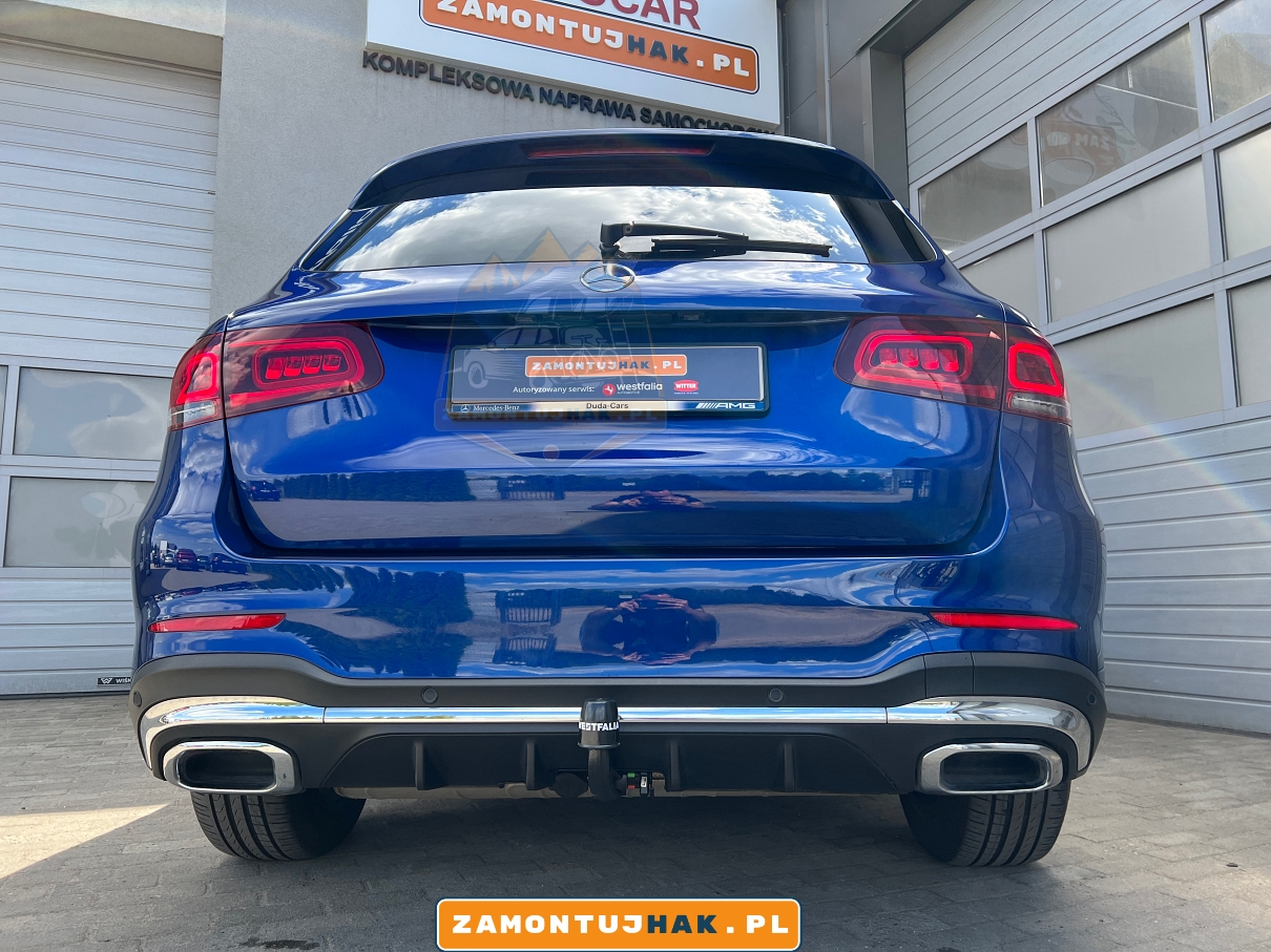 zdjecie pokazuje z bliska od tylu samochod mercedes glc suv z zamontowaną kula haka holowniczego westfalia a40v serwis hakow holowniczych poznan